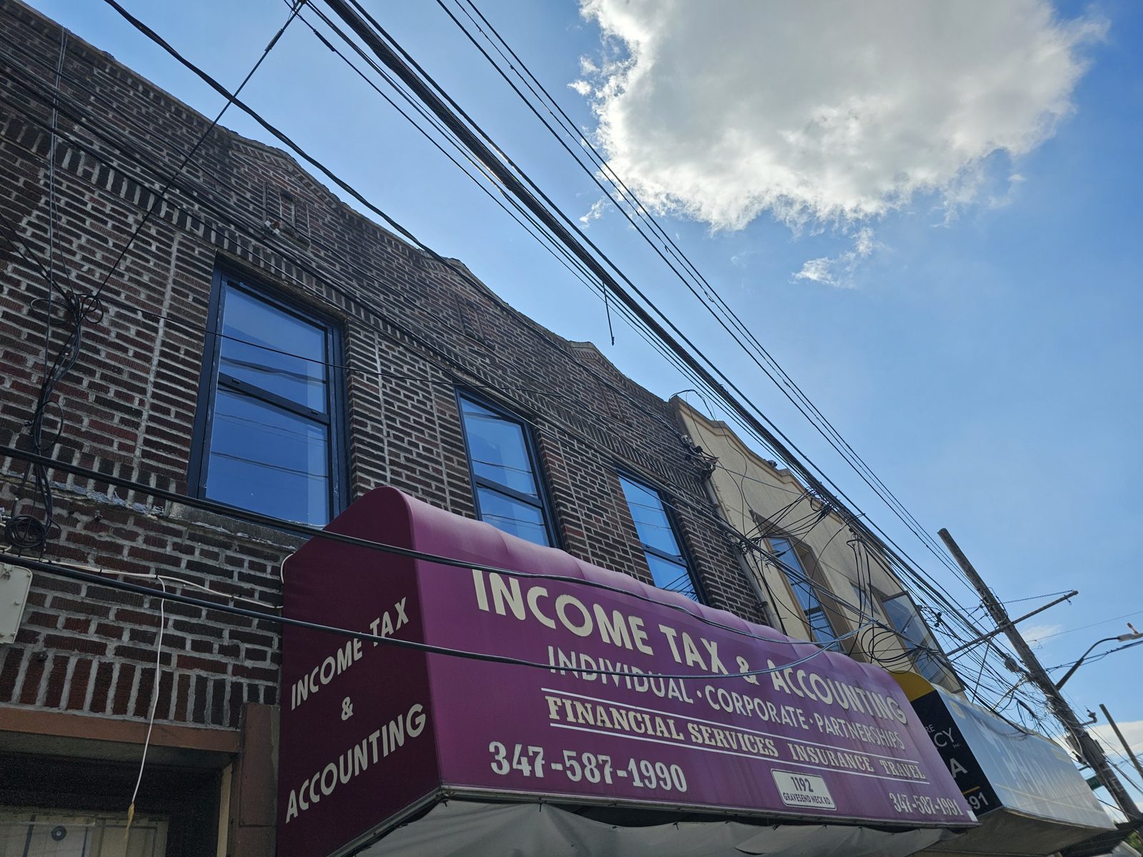 1192 Gravesend Neck Road: ablakcsere fekete Cortizo bukó-nyílókra