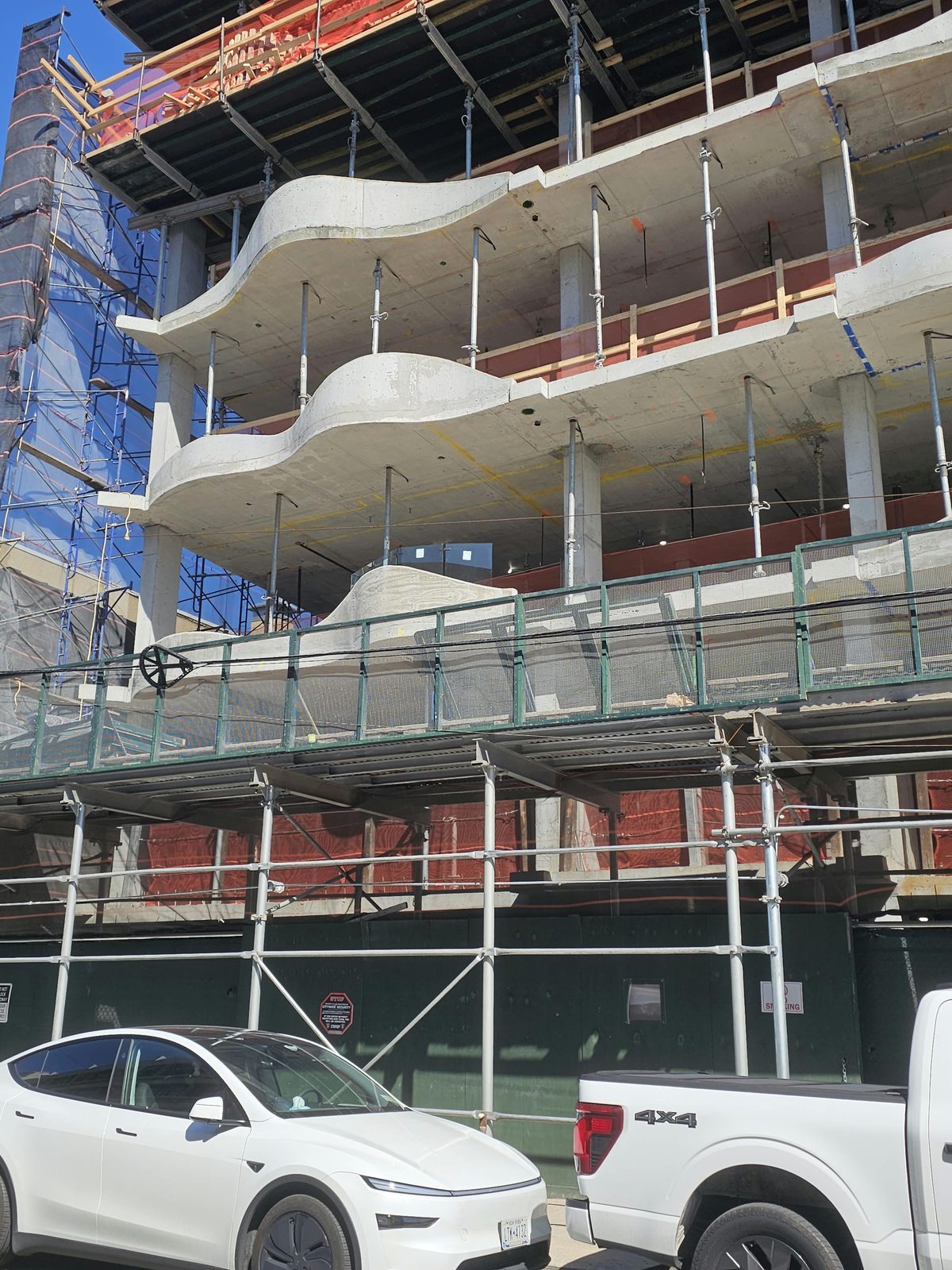 1505 Emmons Avenue, Sheepshead Bay: hullámvonalú üveg erkélykorlátok